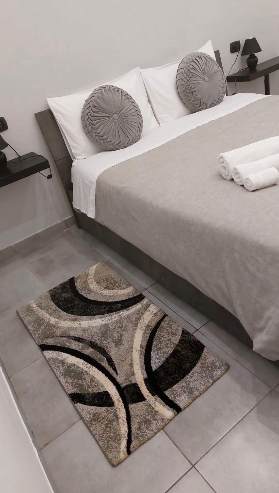 Miris Apartment Fast Comfortable Naples Airport Capodichino 25 Minutes Walk Self Check-In Exteriör bild